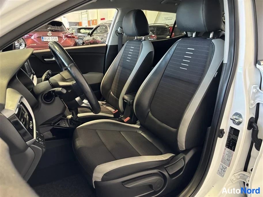 White Kia Stonic 2019, front seats, photo 11