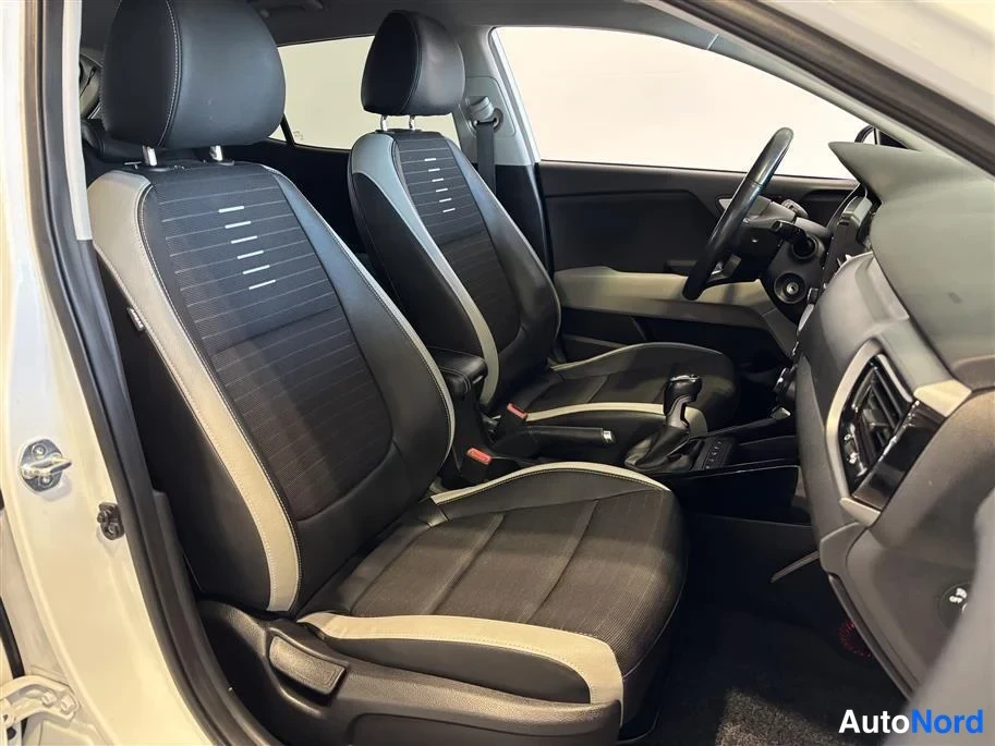 White Kia Stonic 2019, front seats, photo 12