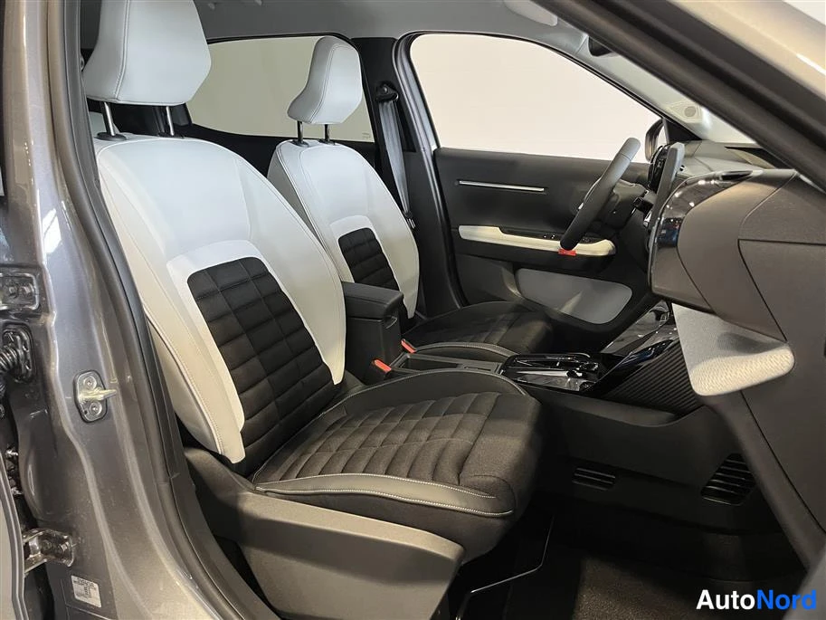 Silver Citroen C3 Aircross 2025, front seats, photo 12