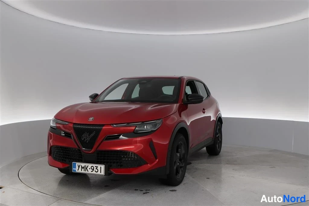 Red Alfa Romeo Junior 2026, front three-quarter, nose to the left, photo 2