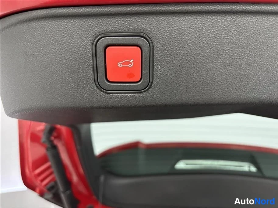 Red Alfa Romeo Junior 2026, detail, photo 23