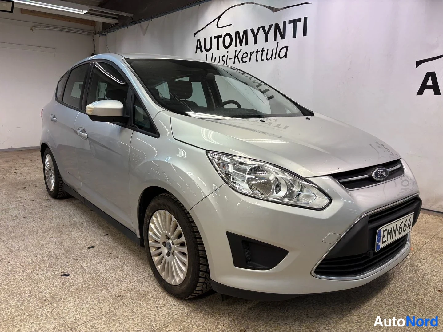 Silver Ford C-Max 2012, front three-quarter, nose to the right, photo 2