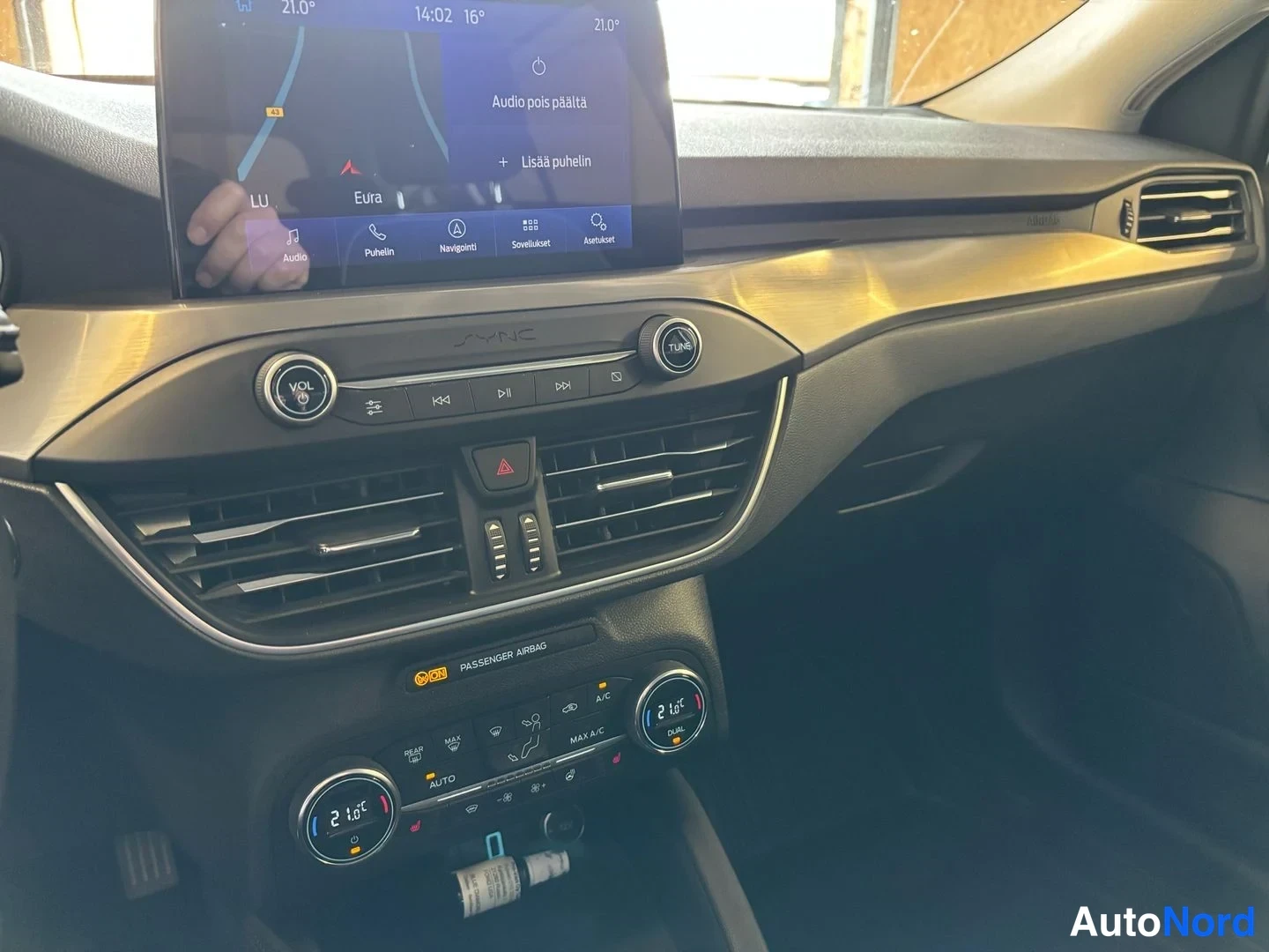 Sininen Ford Focus 2018, ohjaamo, kuva 8