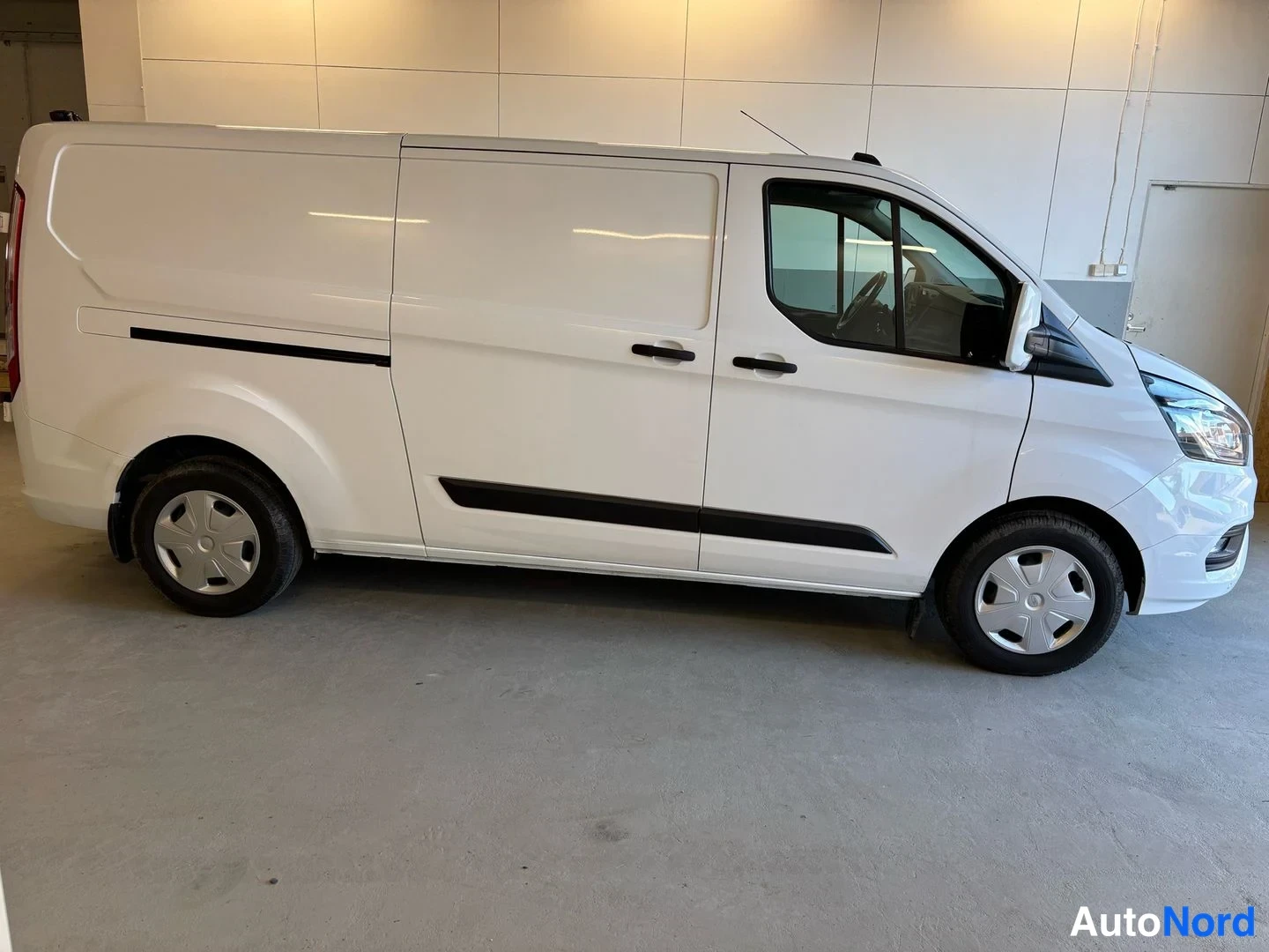 Valkoinen Ford Transit Custom 2020, sivulta, kuva 3