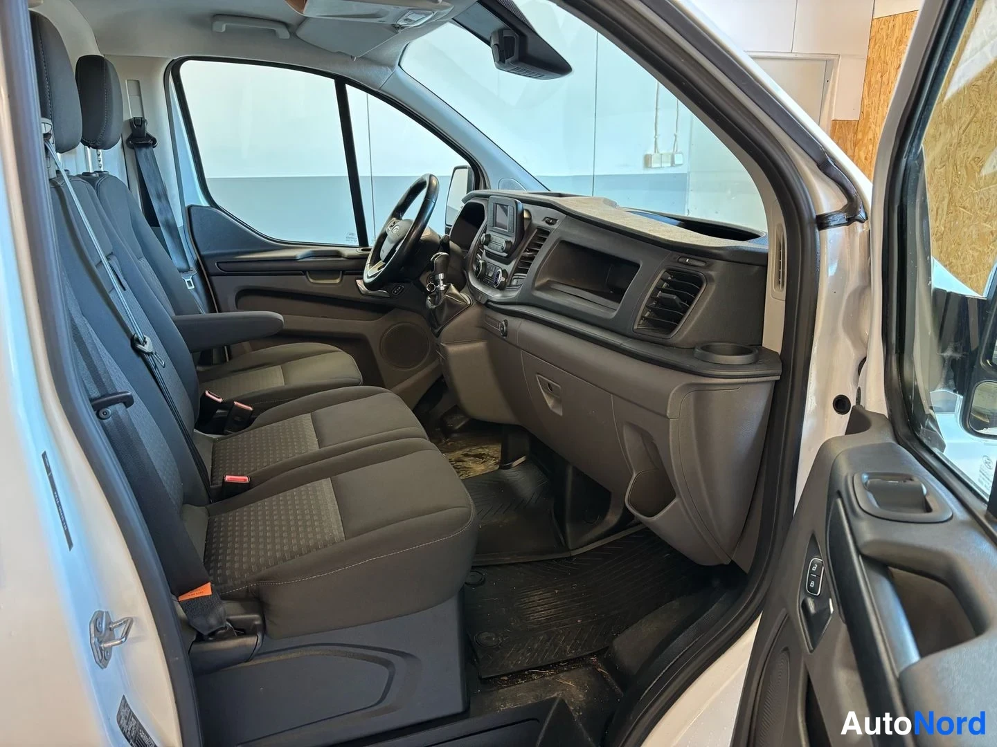 Valkoinen Ford Transit Custom 2020, ohjaamo, kuva 6
