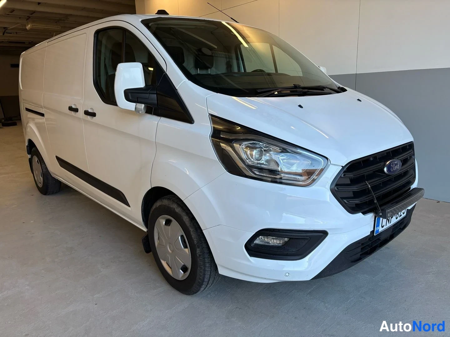 Valkoinen Ford Transit Custom 2020, etuviisto, keula oikealle, kuva 2