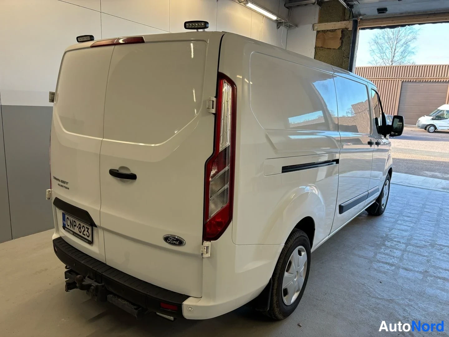 Valkoinen Ford Transit Custom 2020, takaviisto, kuva 4