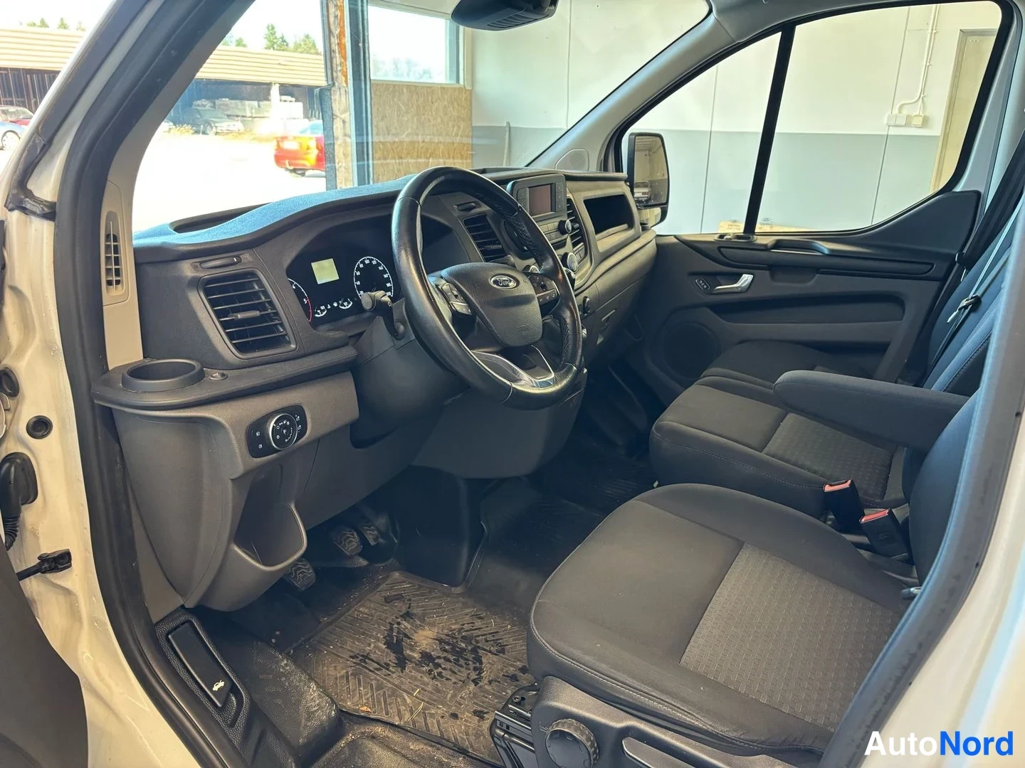 Valkoinen Ford Transit Custom 2020, ohjaamo, kuva 7