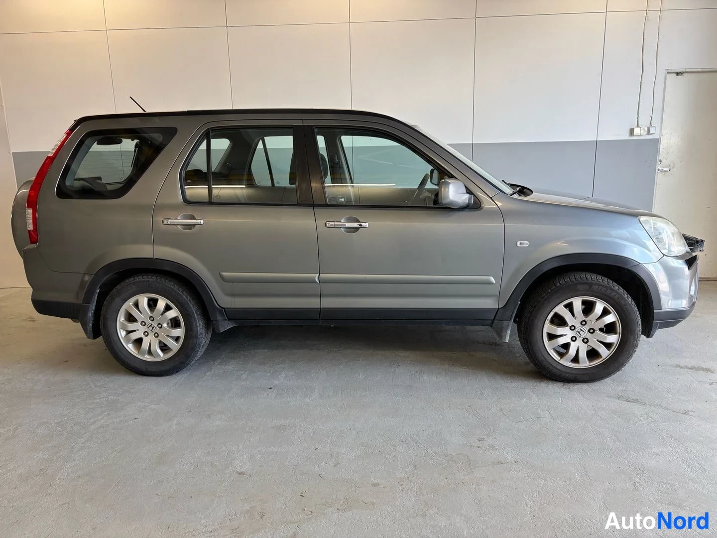 Grey Honda CR-V 2006, front three-quarter, nose to the right, photo 3