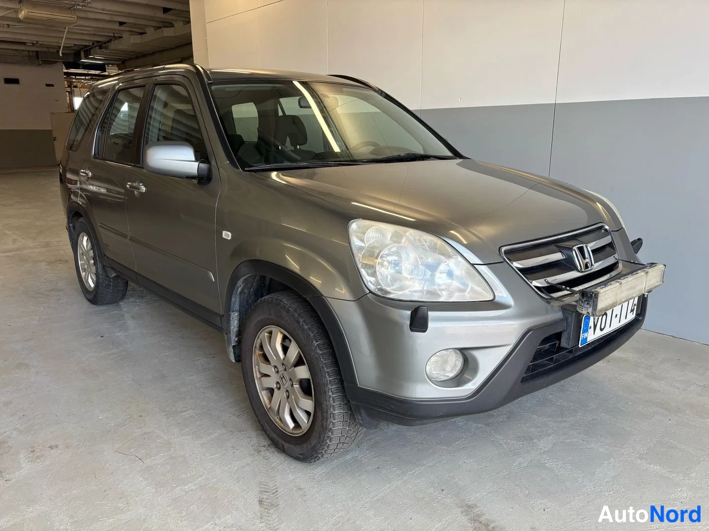 Grey Honda CR-V 2006, front three-quarter, nose to the right, photo 4