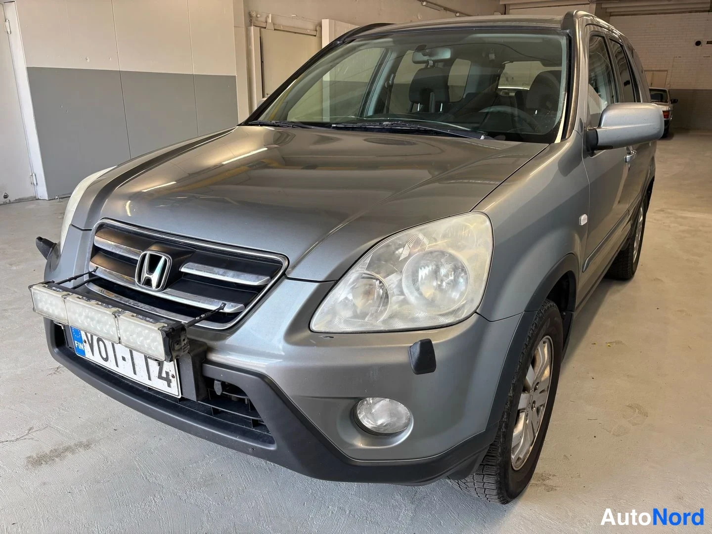 Grey Honda CR-V 2006, front three-quarter, nose to the left, photo 2