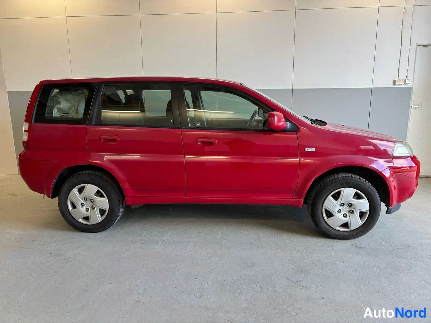 Red Honda HR-V 2004, front three-quarter, nose to the right, photo 2
