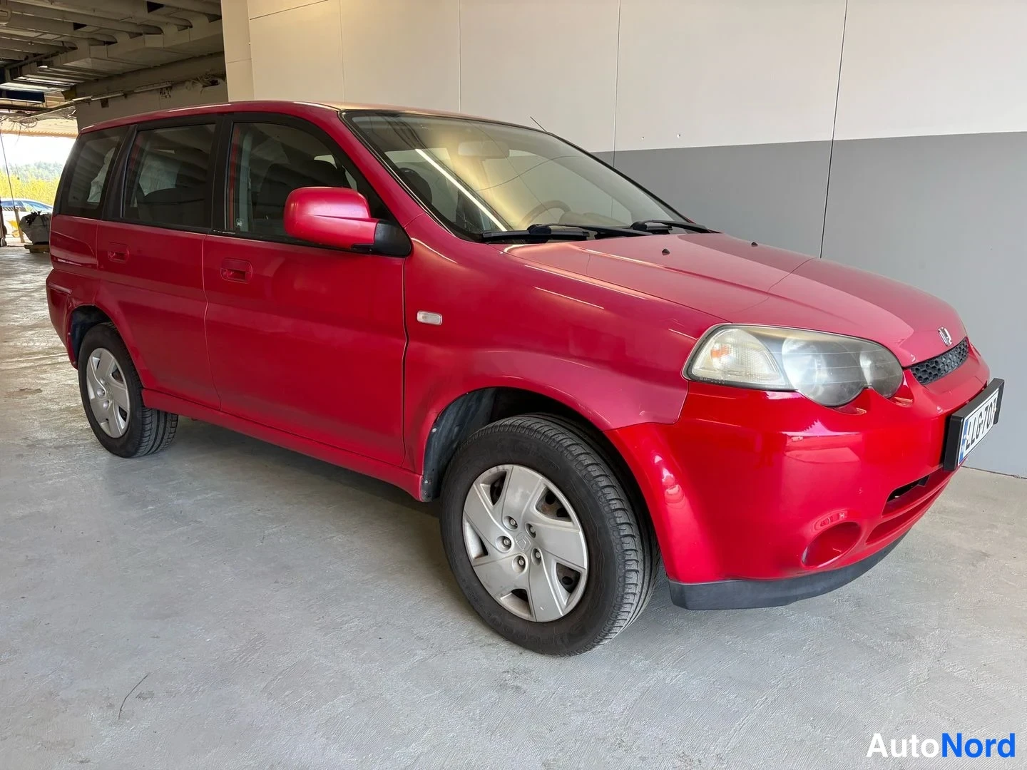 Red Honda HR-V 2004, front three-quarter, nose to the right, photo 3