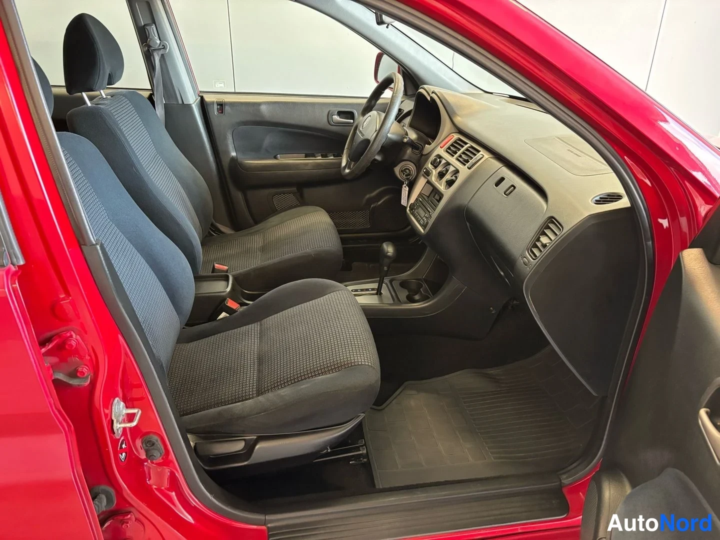 Red Honda HR-V 2004, front seats, photo 7