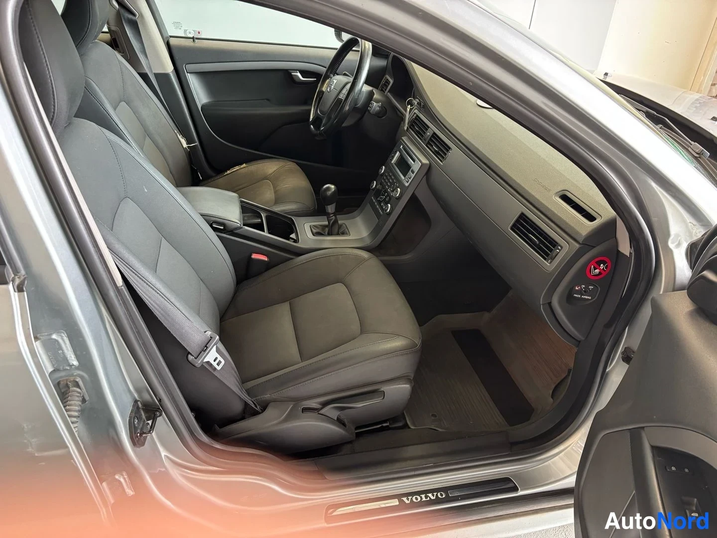 Hopea Volvo V70 2011, etuistuimet, kuva 8