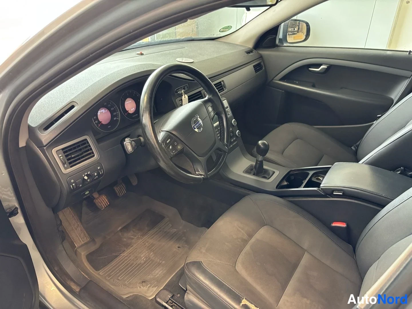 Hopea Volvo V70 2011, ohjaamo, kuva 7