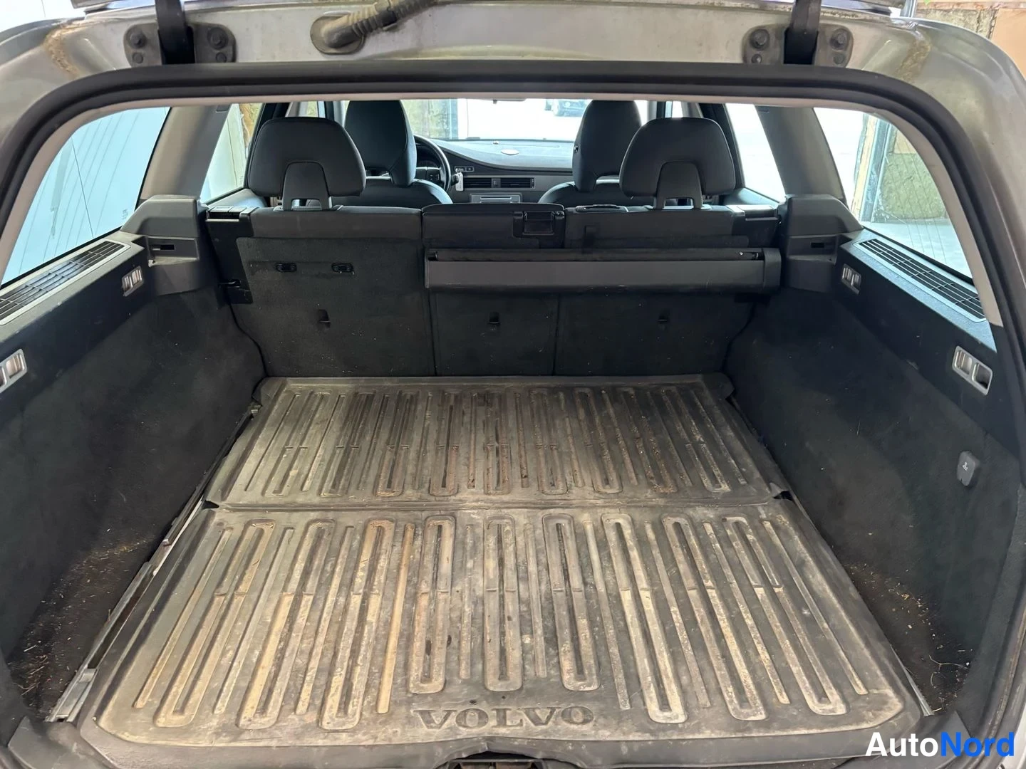 Hopea Volvo V70 2011, tavaratila, kuva 10