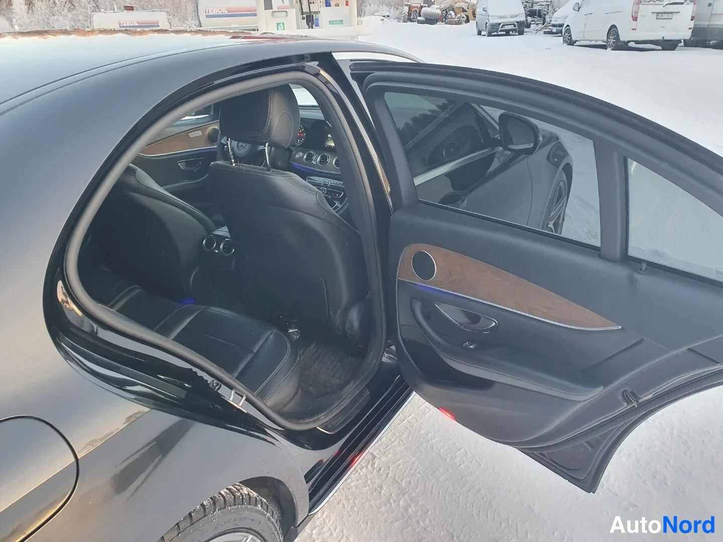 Musta Mercedes-Benz E 4MATIC 2017, takaistuimet, kuva 12