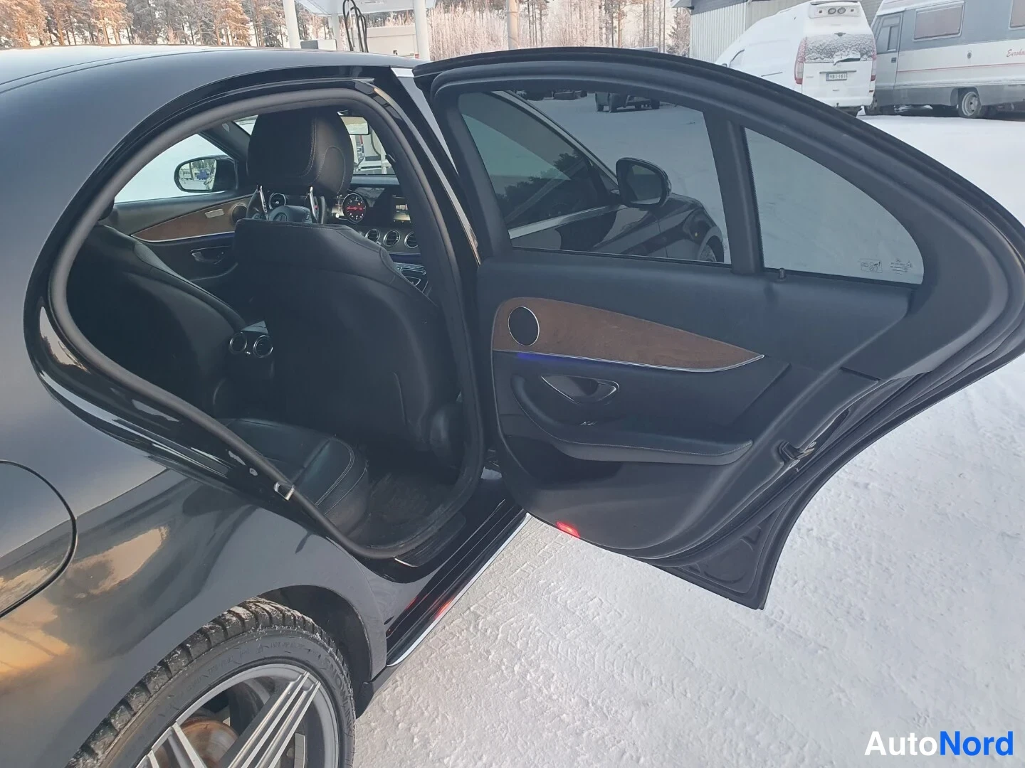 Musta Mercedes-Benz E 4MATIC 2017, takaistuimet, kuva 13