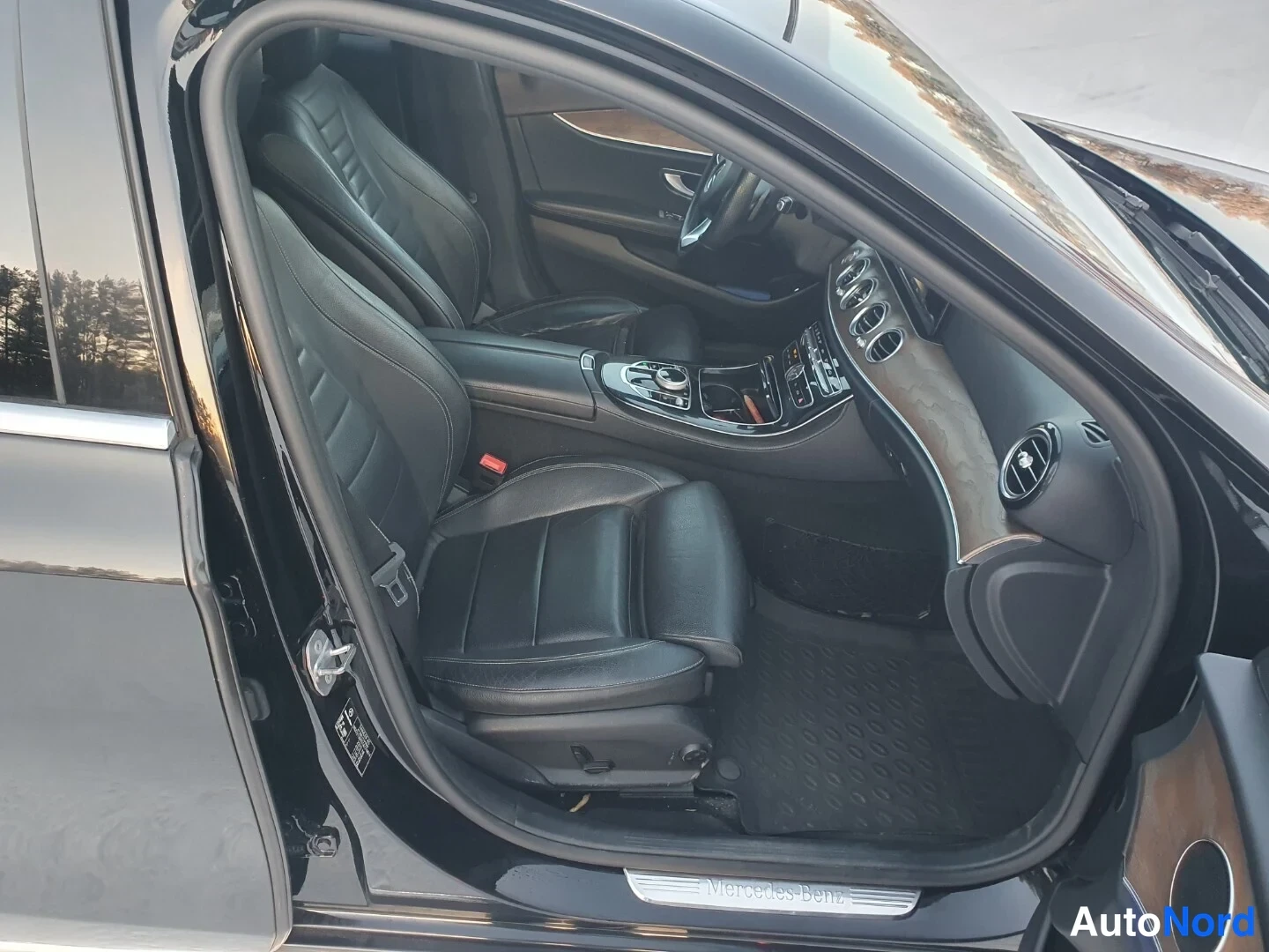 Musta Mercedes-Benz E 4MATIC 2017, etuistuimet, kuva 10