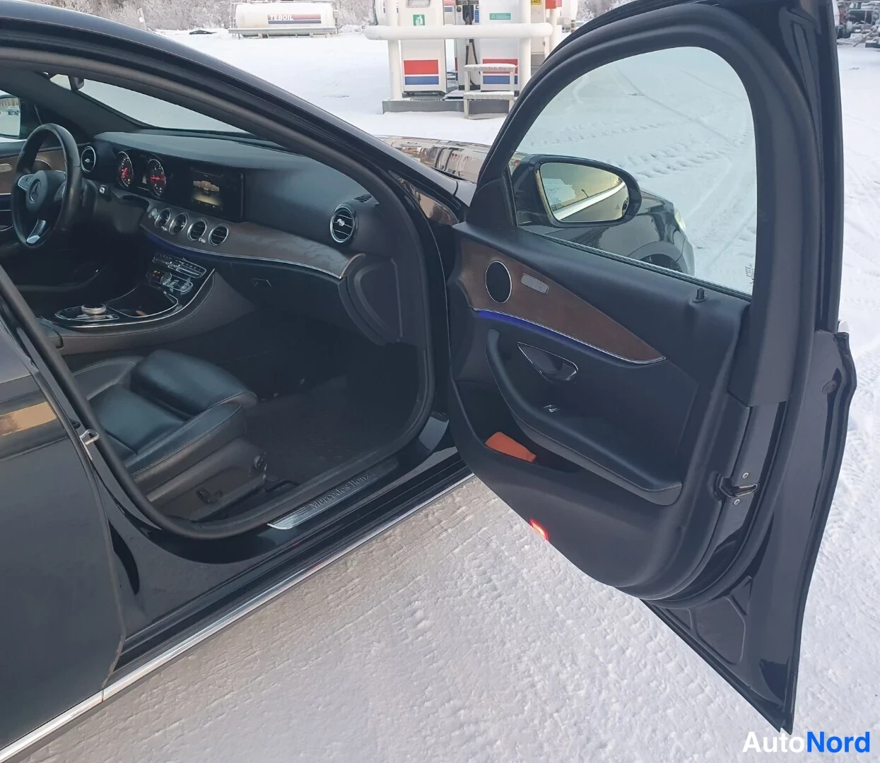 Musta Mercedes-Benz E 4MATIC 2017, ohjaamo, kuva 7