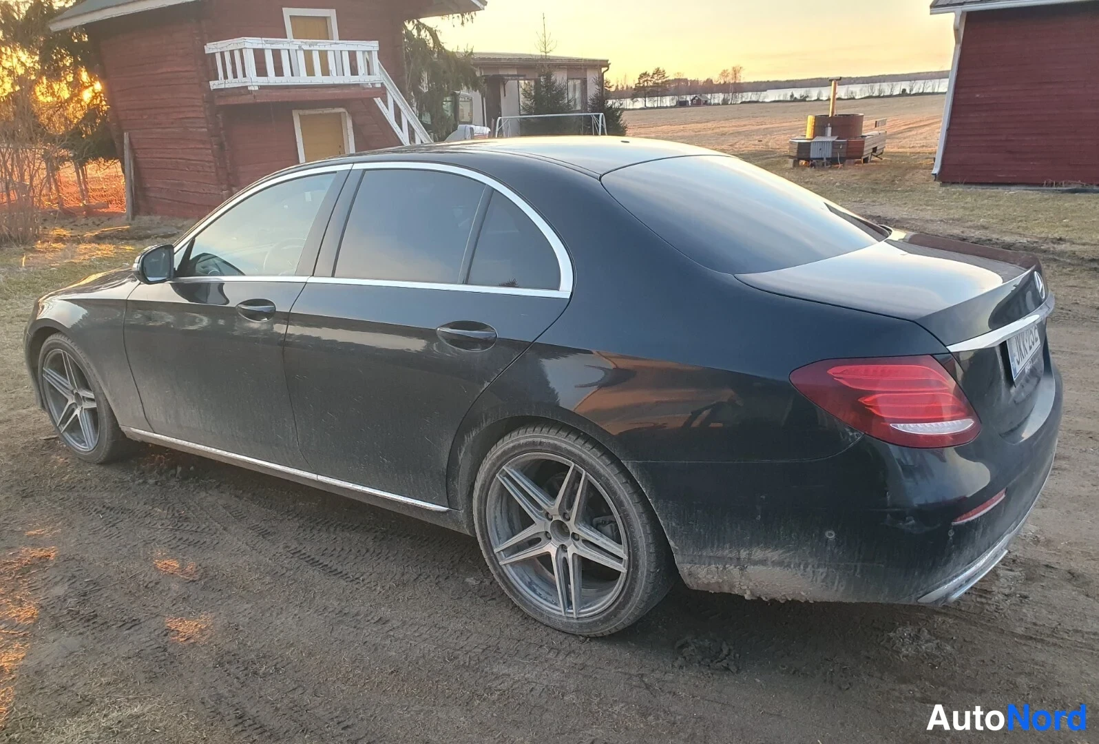 Musta Mercedes-Benz E 4MATIC 2017, takaviisto, kuva 3