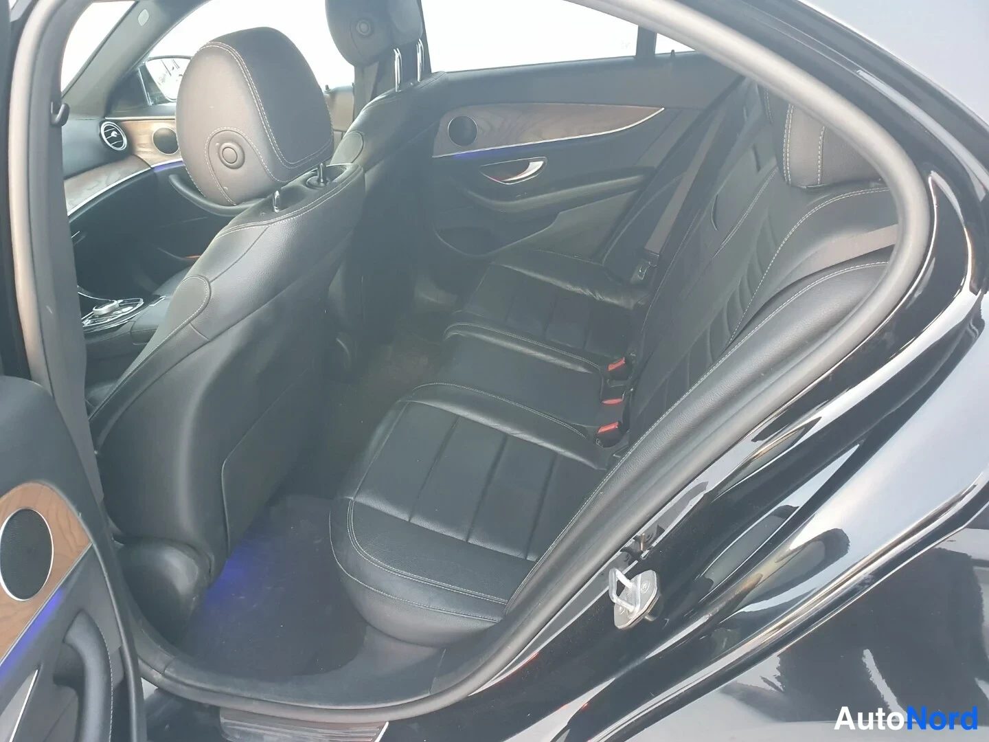 Musta Mercedes-Benz E 4MATIC 2017, takaistuimet, kuva 14