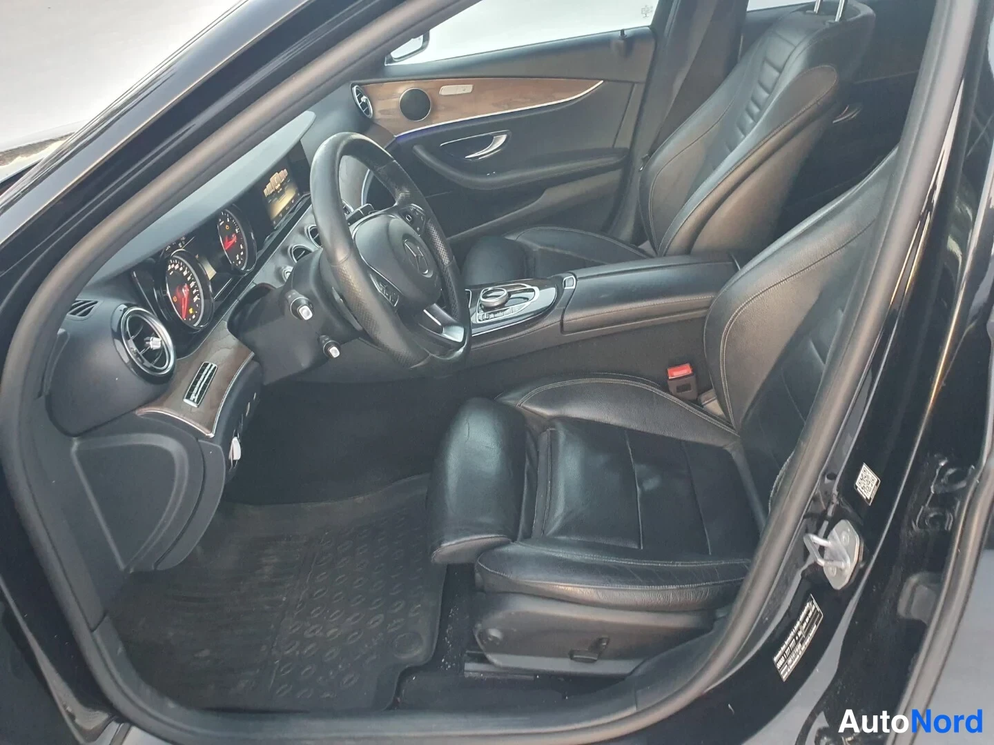 Musta Mercedes-Benz E 4MATIC 2017, ohjaamo, kuva 5