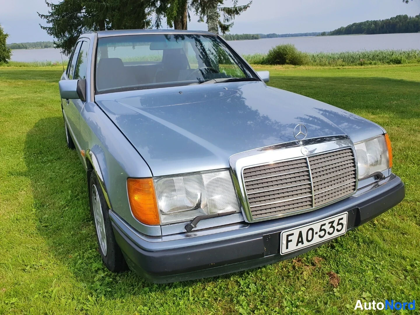 Sininen Mercedes-Benz E Rahoitus 1990, etuviisto, keula oikealle, kuva 3