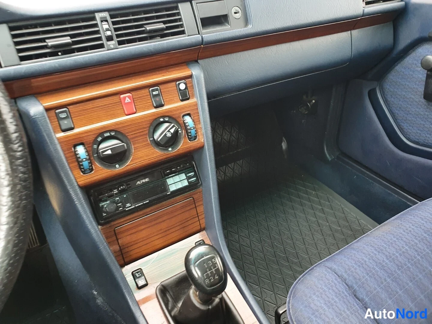 Sininen Mercedes-Benz E Rahoitus 1990, ohjaamo, kuva 10