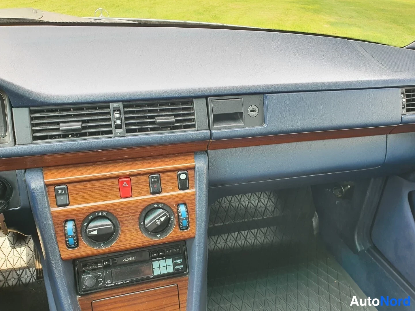 Sininen Mercedes-Benz E Rahoitus 1990, ohjaamo, kuva 11
