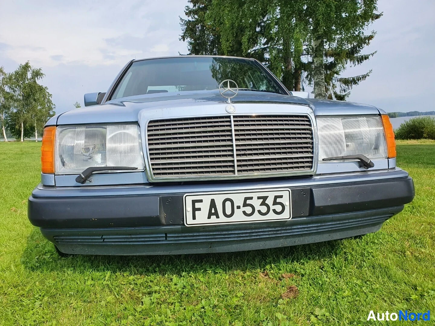 Sininen Mercedes-Benz E Rahoitus 1990, edestä, kuva 5