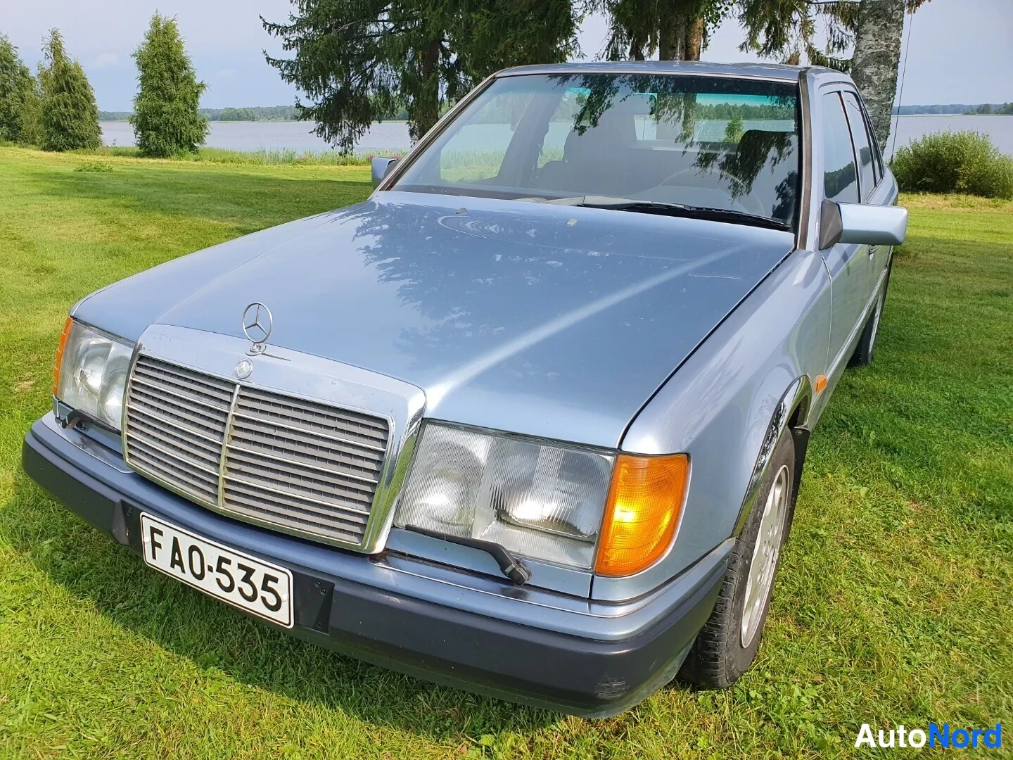 Sininen Mercedes-Benz E Rahoitus 1990, etuviisto, keula vasemmalle, kuva 2