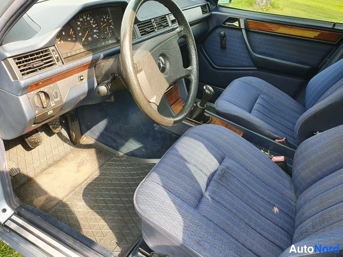 Sininen Mercedes-Benz E Rahoitus 1990, ohjaamo, kuva 9