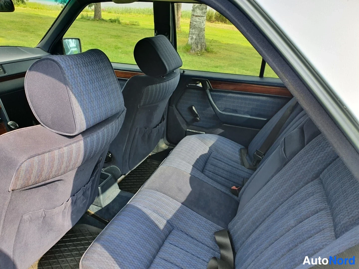 Sininen Mercedes-Benz E Rahoitus 1990, takaistuimet, kuva 12