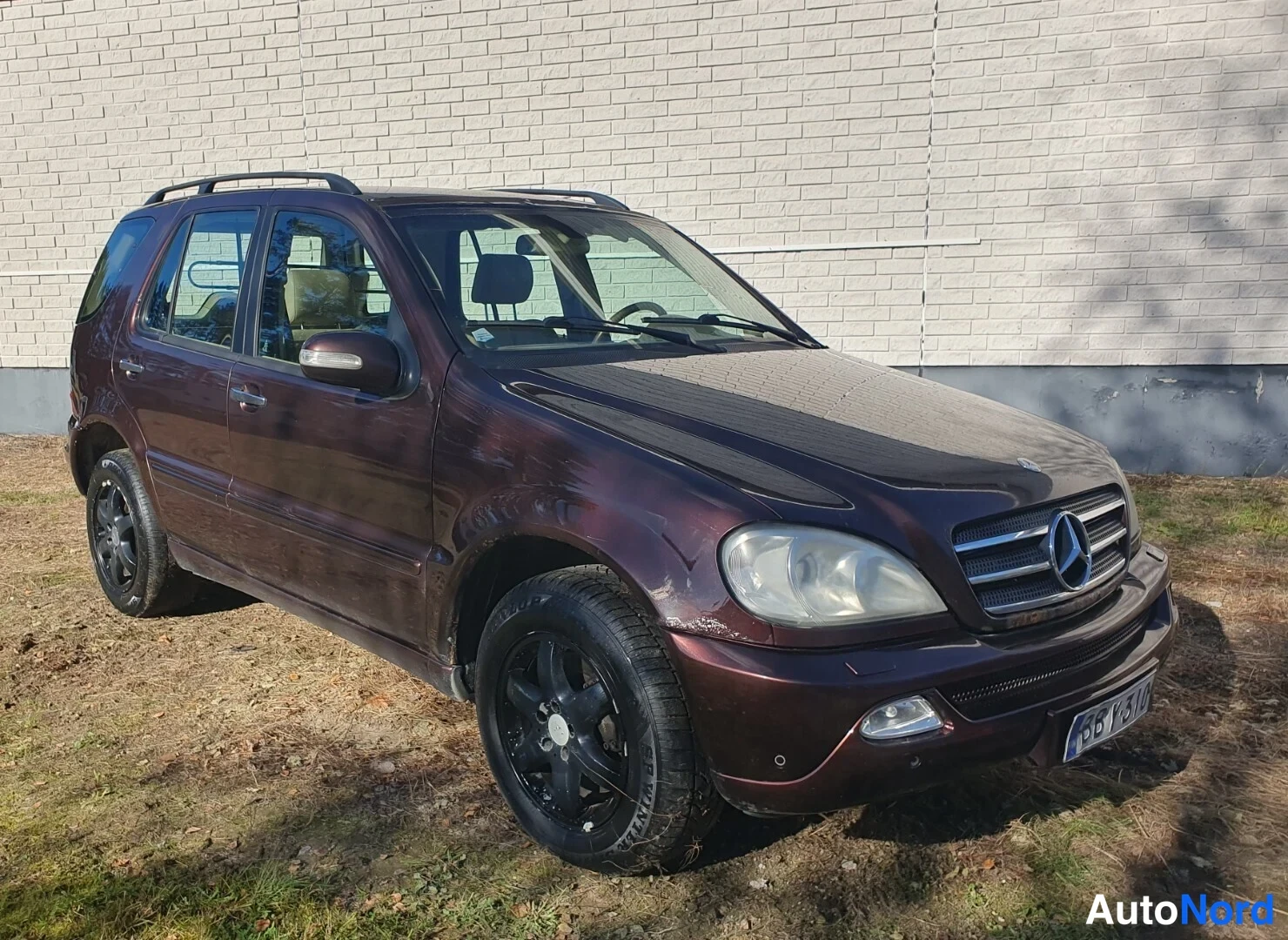 Ruskea Mercedes-Benz ML  Maastoauto 2003, etuviisto, keula oikealle, kuva 2