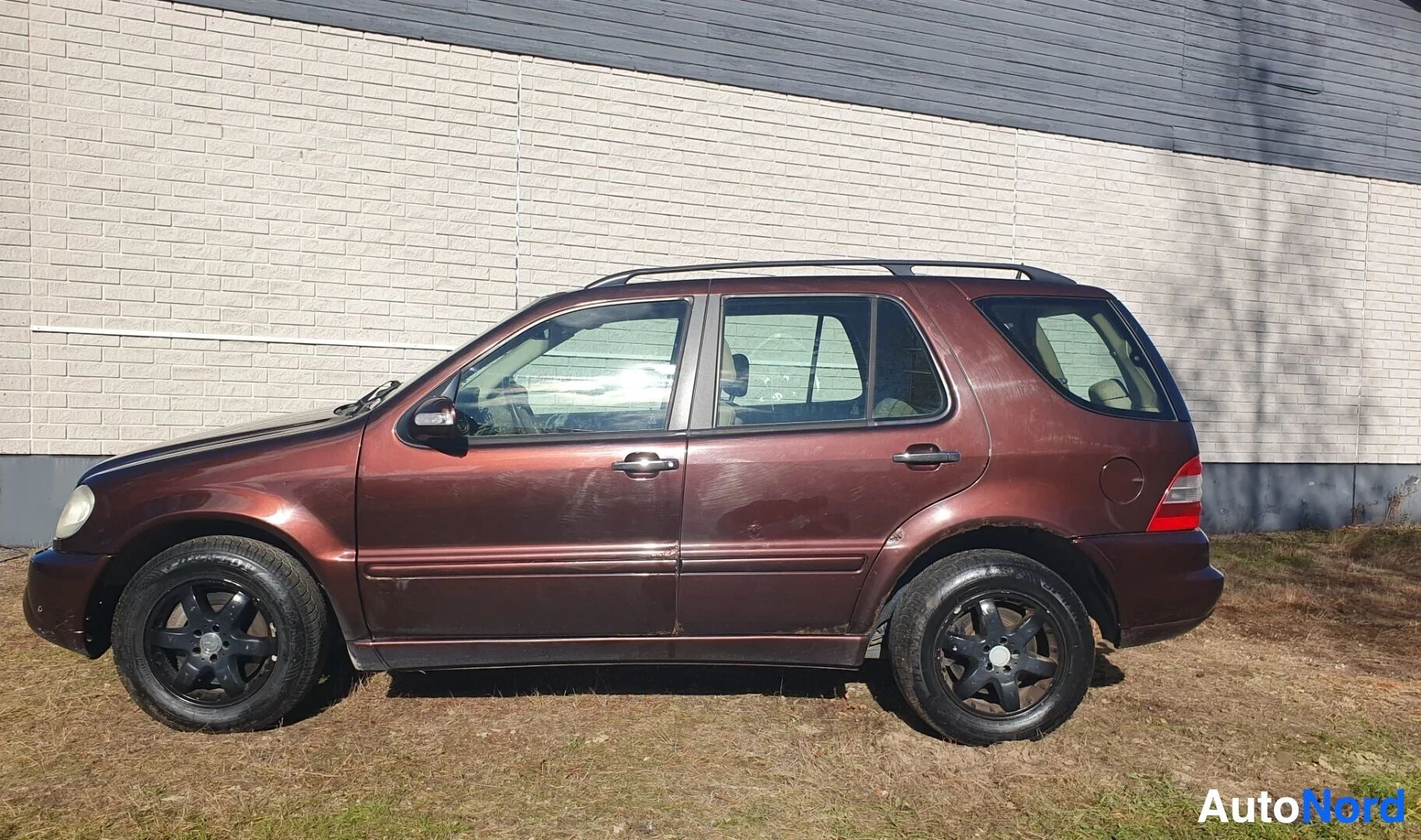 Ruskea Mercedes-Benz ML  Maastoauto 2003, sivulta, kuva 6