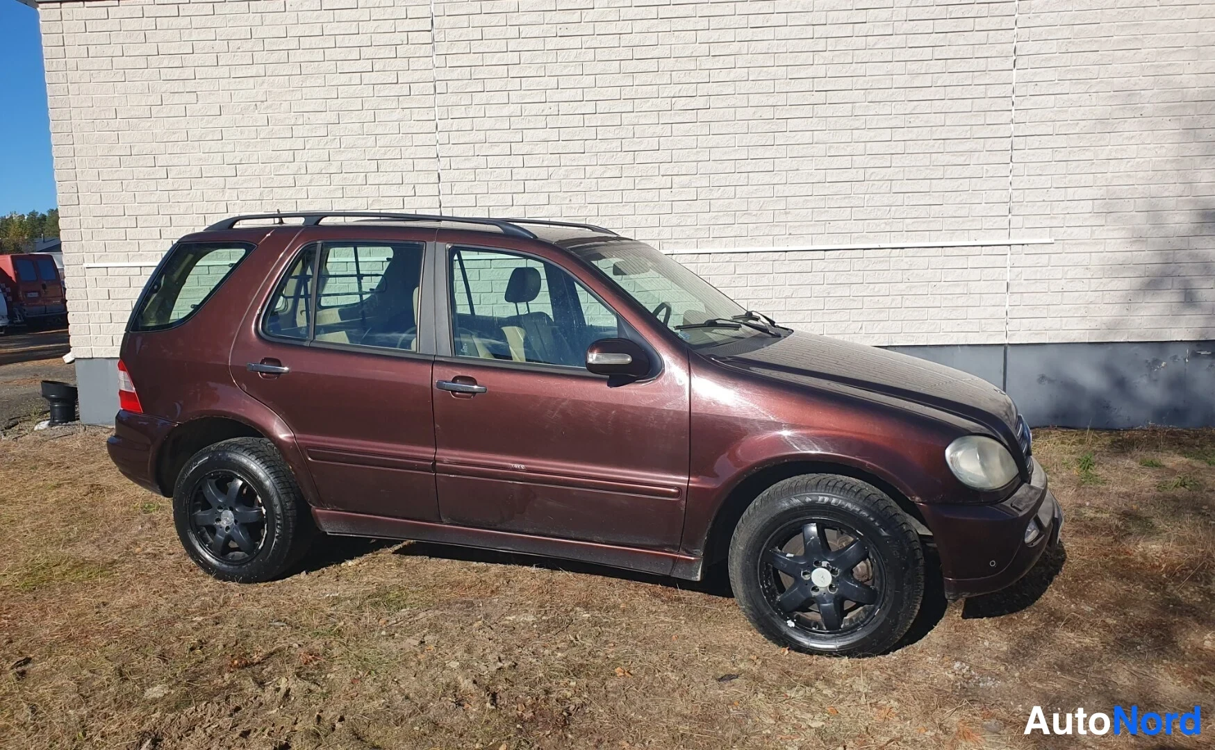 Ruskea Mercedes-Benz ML  Maastoauto 2003, etuviisto, keula oikealle, kuva 4