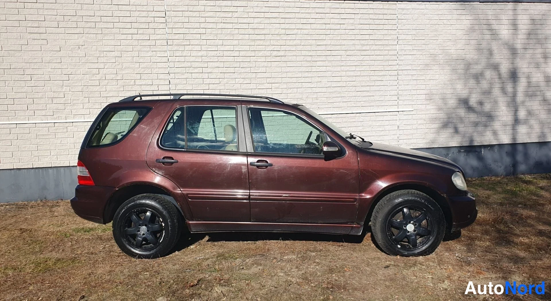 Ruskea Mercedes-Benz ML  Maastoauto 2003, etuviisto, keula oikealle, kuva 5