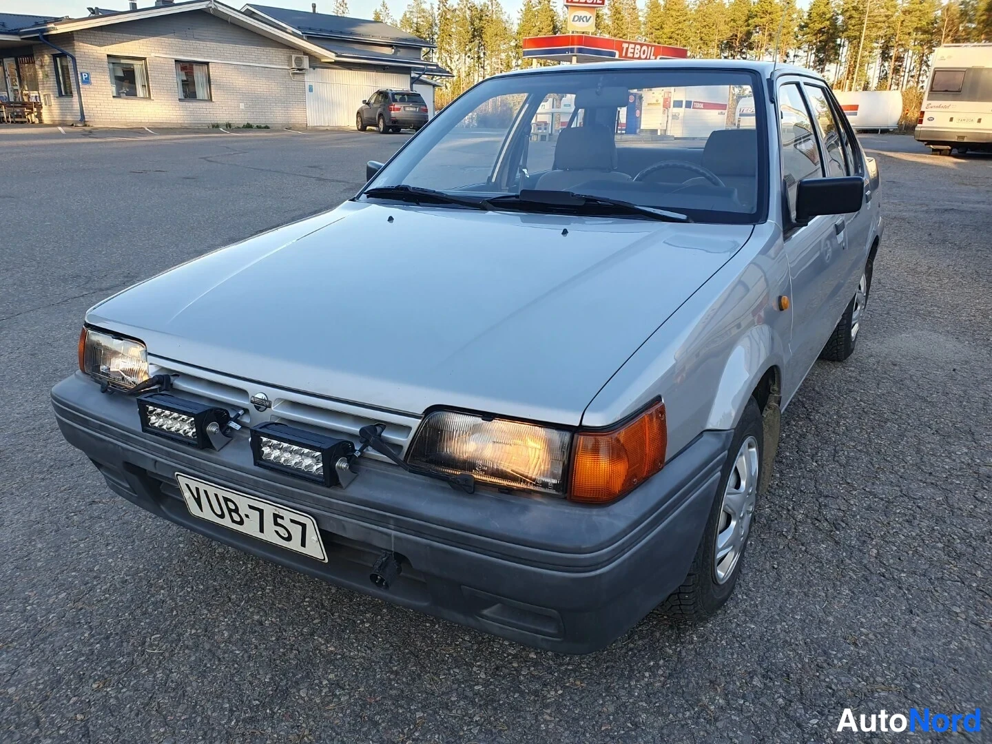 Hopea Nissan Sunny 1989, etuviisto, keula vasemmalle, kuva 2