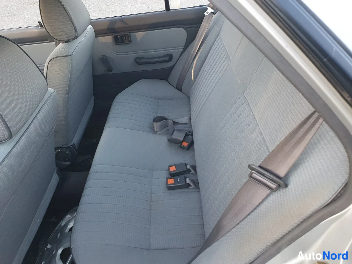 Hopea Nissan Sunny 1989, takaistuimet, kuva 11