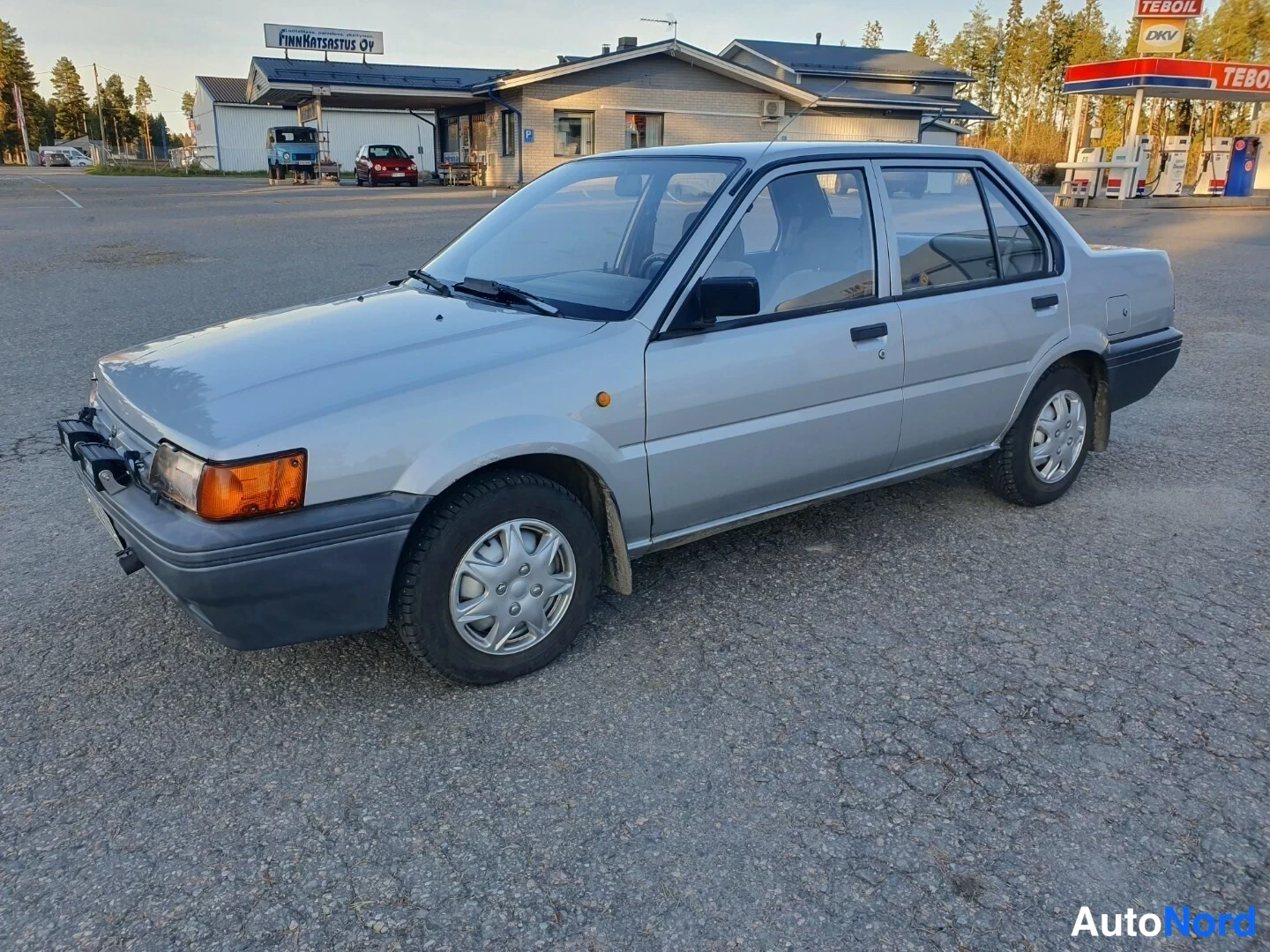 Hopea Nissan Sunny 1989, etuviisto, keula vasemmalle, kuva 3