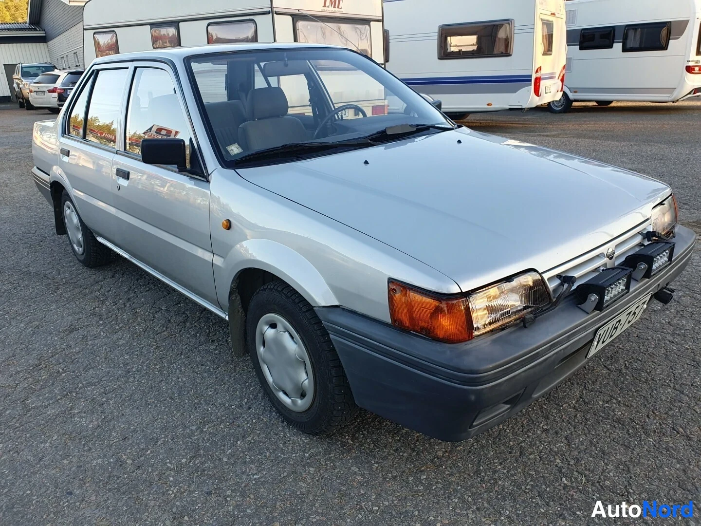 Hopea Nissan Sunny 1989, etuviisto, keula oikealle, kuva 5