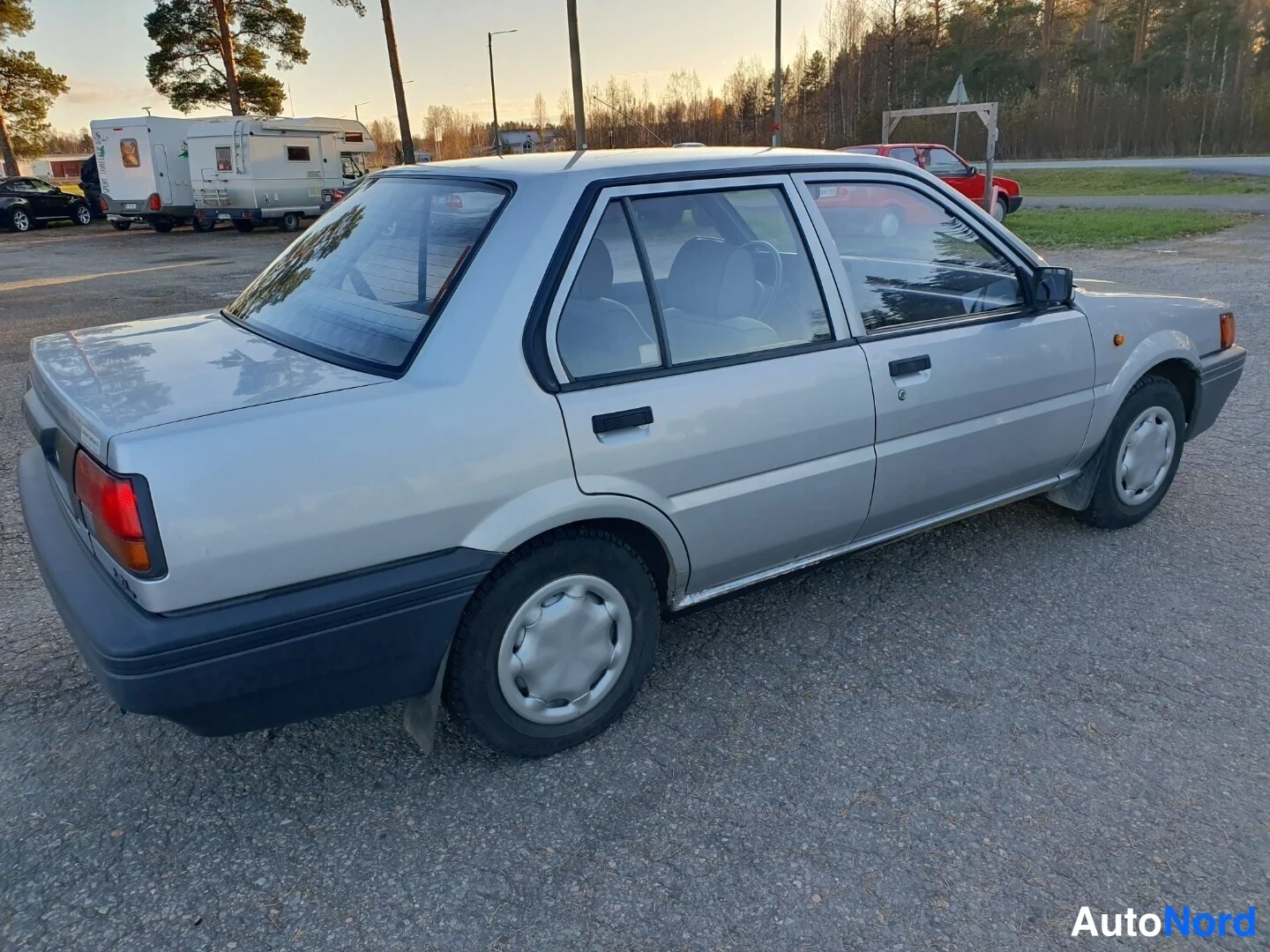 Hopea Nissan Sunny 1989, takaviisto, kuva 6