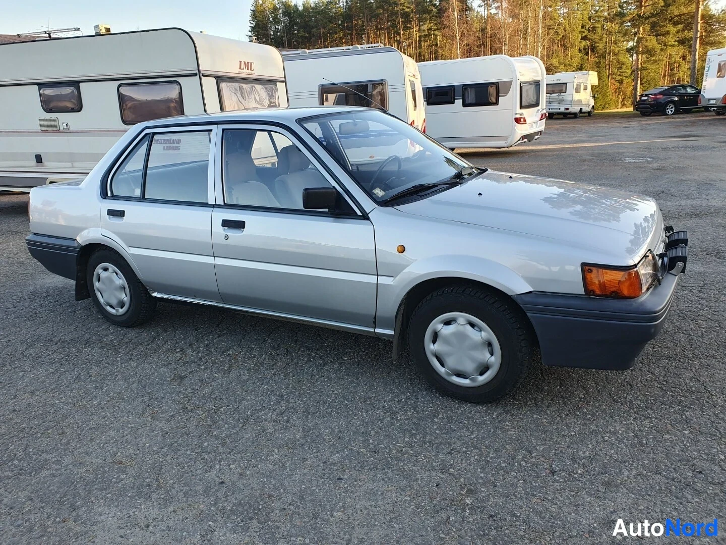 Hopea Nissan Sunny 1989, etuviisto, keula oikealle, kuva 4