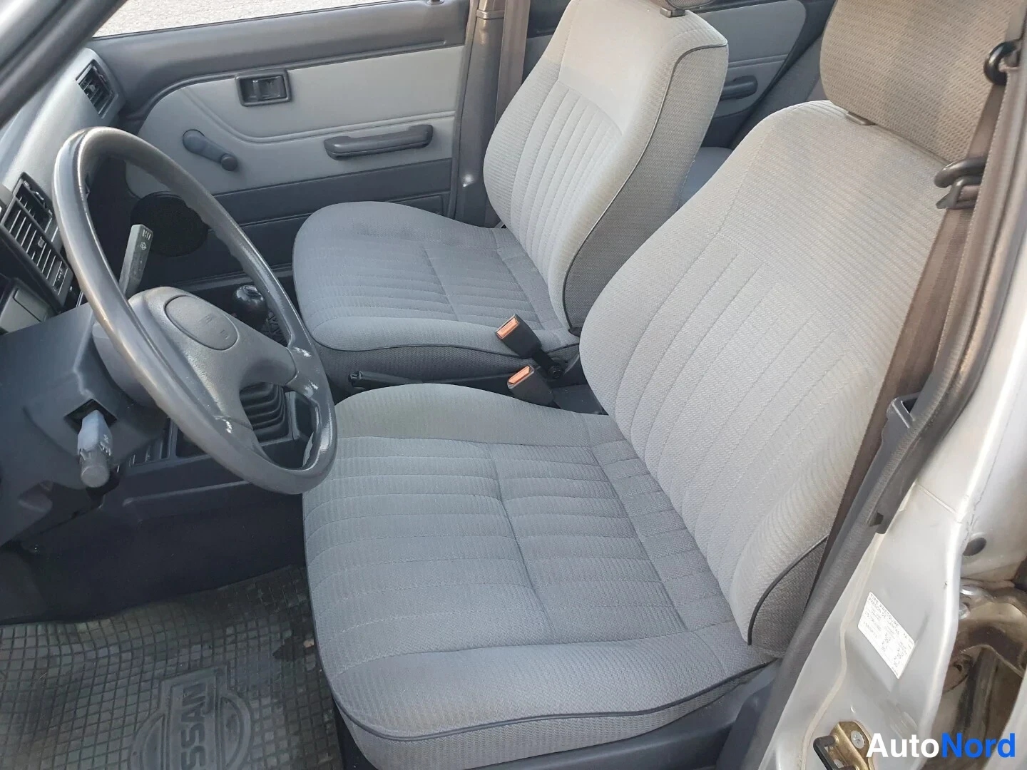 Hopea Nissan Sunny 1989, etuistuimet, kuva 9