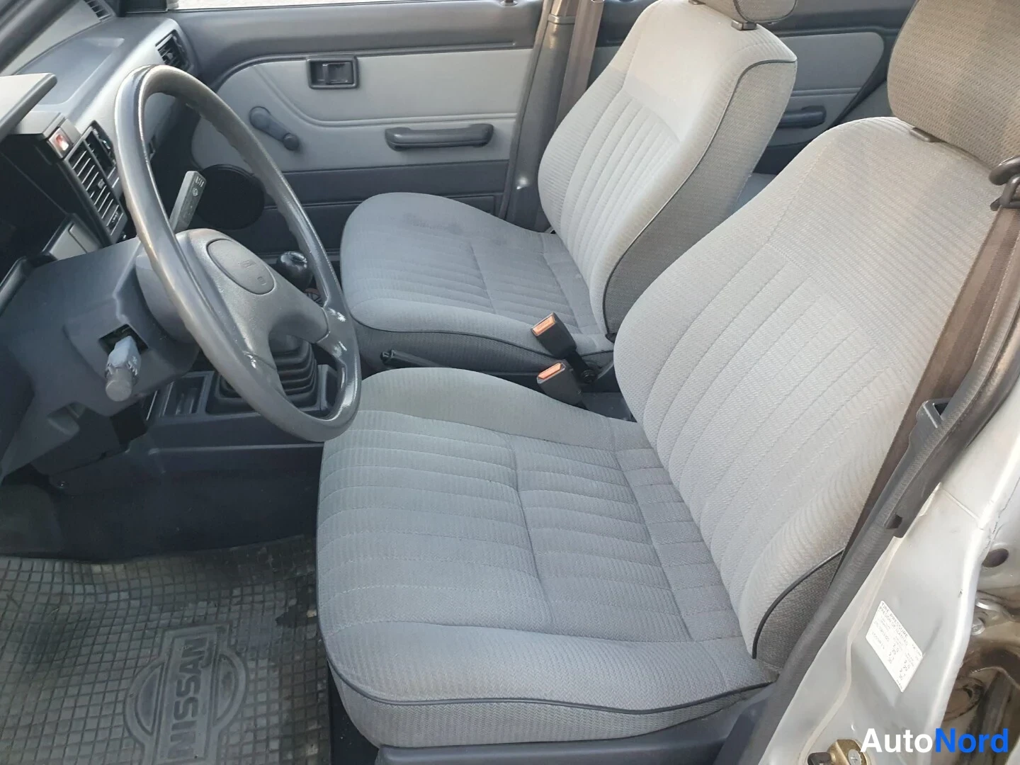 Hopea Nissan Sunny 1989, etuistuimet, kuva 10