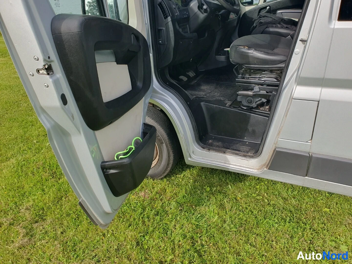 Harmaa Peugeot Boxer 2017, ohjaamo, kuva 13
