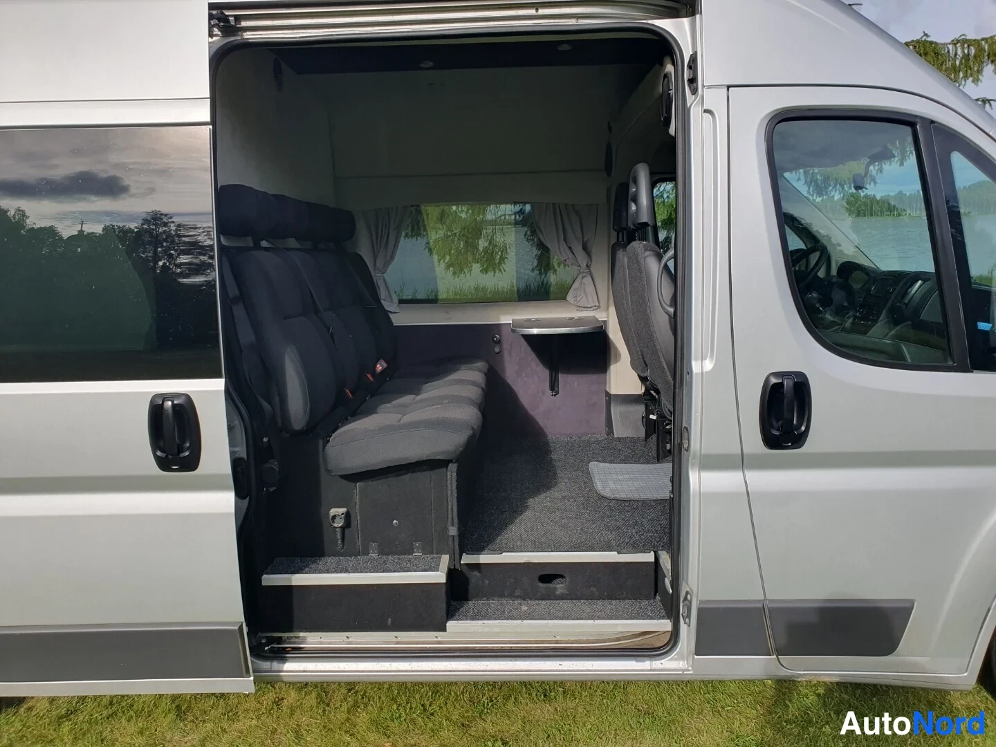 Harmaa Peugeot Boxer 2017, takaistuimet, kuva 14
