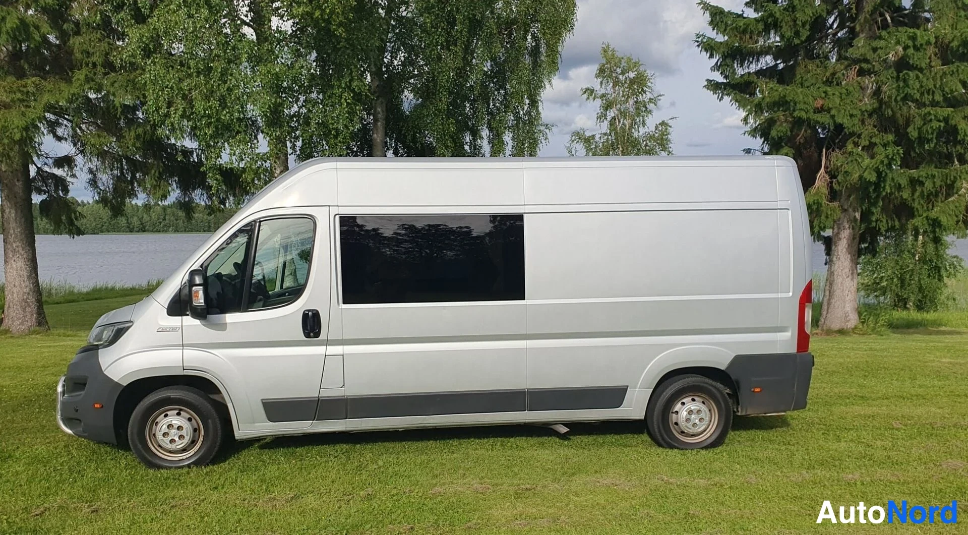 Harmaa Peugeot Boxer 2017, sivulta, kuva 5